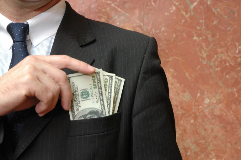 تراجعت عملات دوجكوين وكاردانو وسولانا مع جني أرباح العملات المشفرة الكبرى بعد ارتفاع استمر أسبوعًا